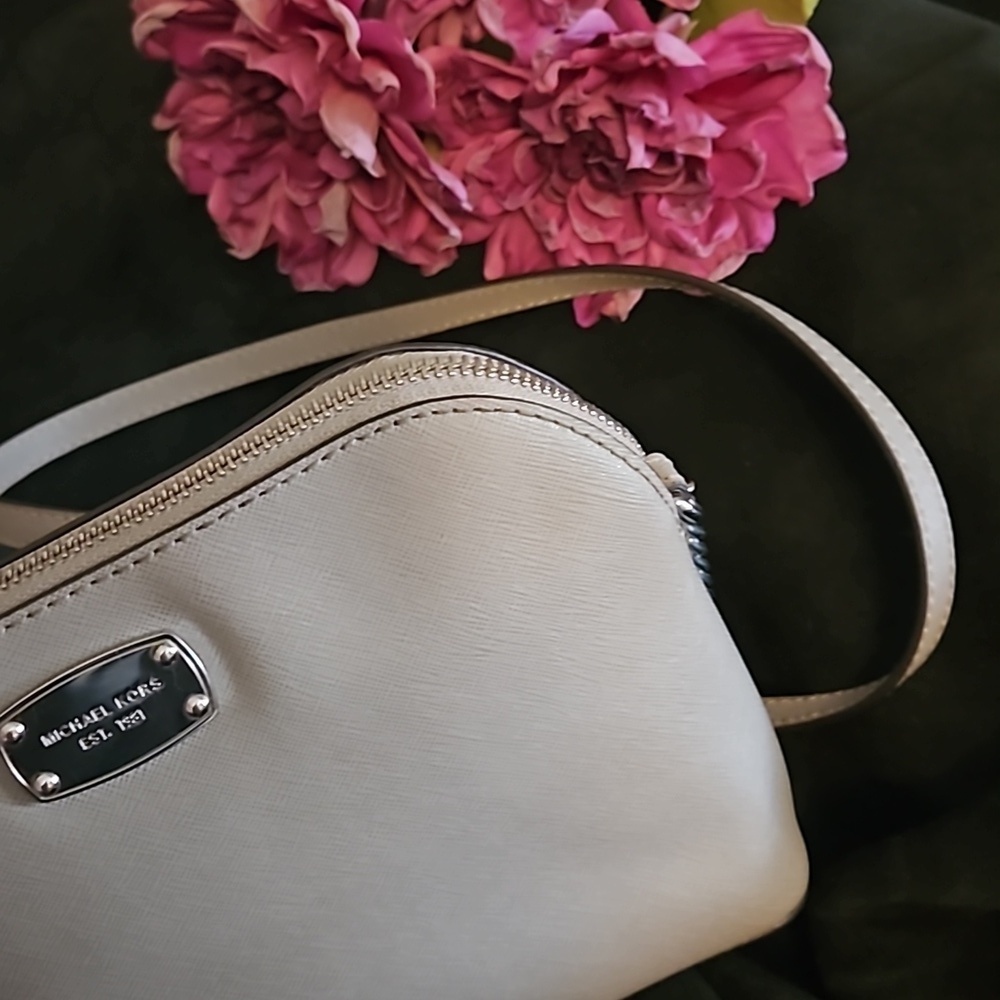 Michael Kors Cindy Dome Crossbody Purse in Light Gray NWOT - Picture 2 of 16